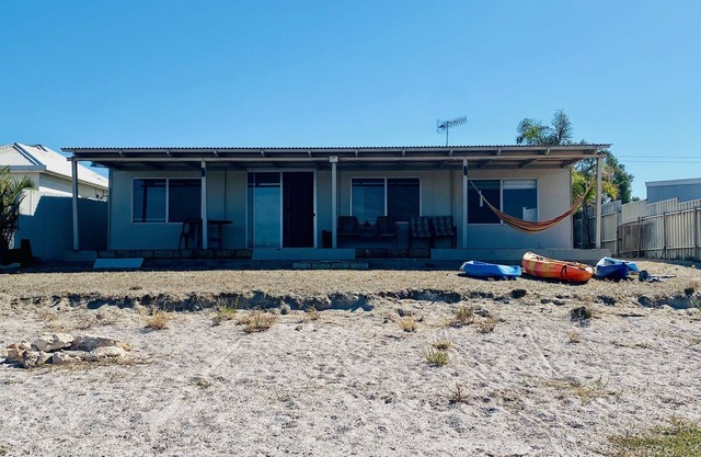 10 Palms - Waterfront shack at peaceful Dutton Bay West, 5 mins to Farm Beach!