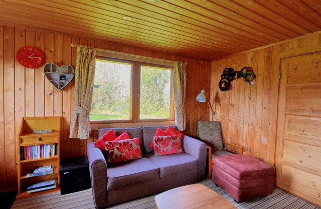 10 PINEWOOD RETREAT, family friendly, with pool in Lyme Regis