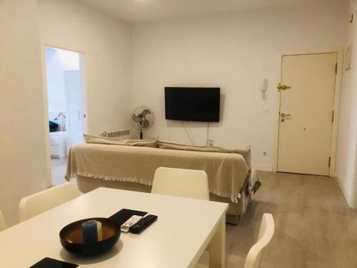 10' walk to Bernabeu max 8P, 3Bedr, 1sofa, 2bath