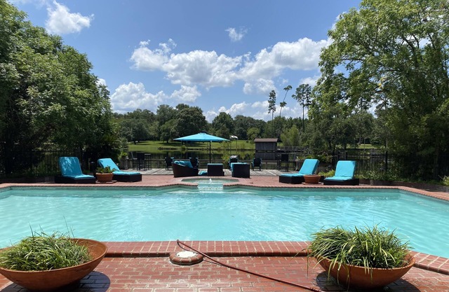 100+ acre Guest Ranch - 3 guest house cabins! HUGE POOL, PRIVATE FISHING LAKE!