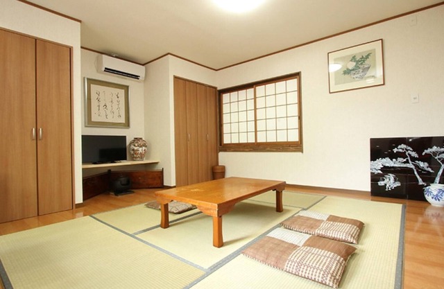 100 freeflowing spring bath With detached hous / Yufu Ōita