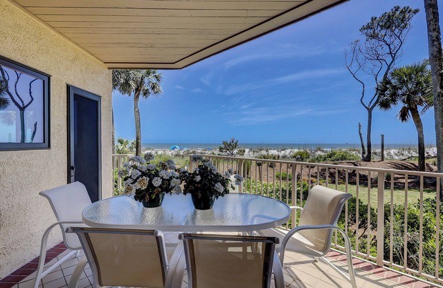 ¡1002 Turtle Lane se encuentra directamente en la playa con increíbles vistas al mar!