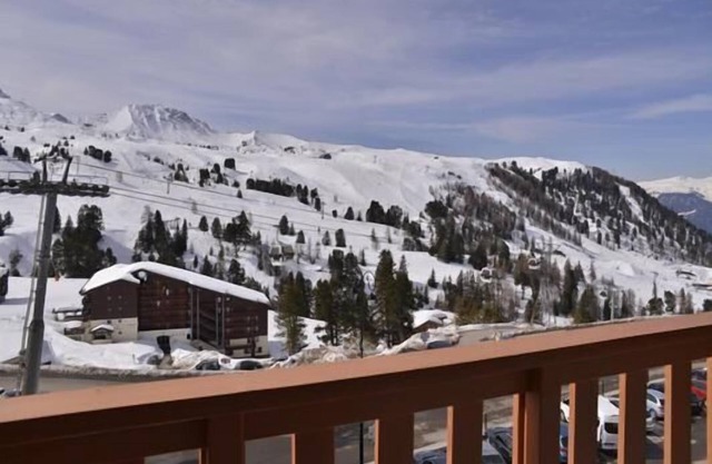 100m from resort center, 3rd floor, view ski slopes, balcony, tv, ski locker, 33m², La Plagne