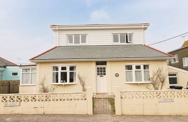 100m to beach!! Spacious beach house, perfect for families.