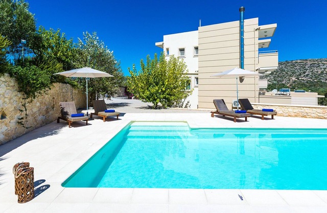 100m to Loutraki Beach / Private Heated Pool / Ping Pong Table / BBQ Area