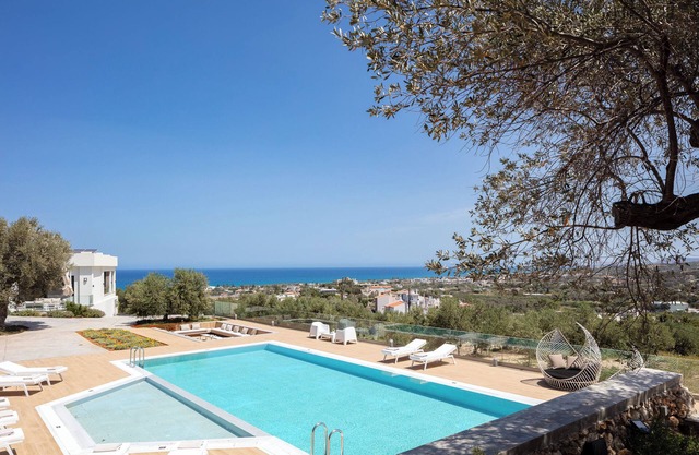 100m2 heated pool, absolute privacy and mesmerising views!