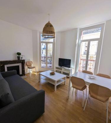 102 - Appart rénové avec grand salon et 1 chambre - Tram et Clinique Mutualiste à 1 min
