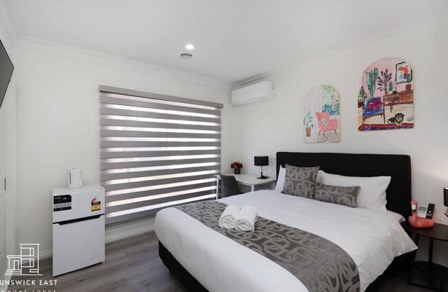 102 Luxury Queen Room with Hotel Experience Fast WiFi Close to Tram, 18 mins to CBD 24/7 Security