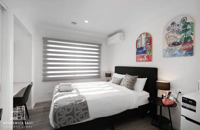 104 Chic Queen bedroom with Fast WiFi and Hotel-Grade Linens 24/7 Security Near Tram 18 Mins to CBD