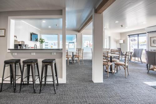 104 Pointes North Inn