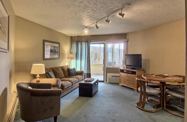 106 Pointes North Inn