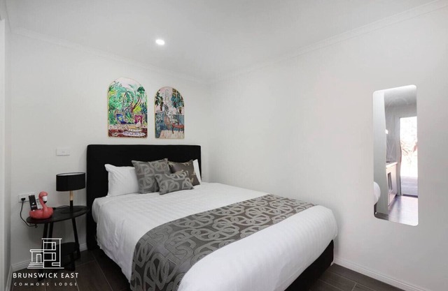 107 Entire Guesthouse: Queen Bed w/ Private Ensuite bath Fast WiFi Hotel-Grade Linen 24/7 Security Near Tram 18 Mins to CBD