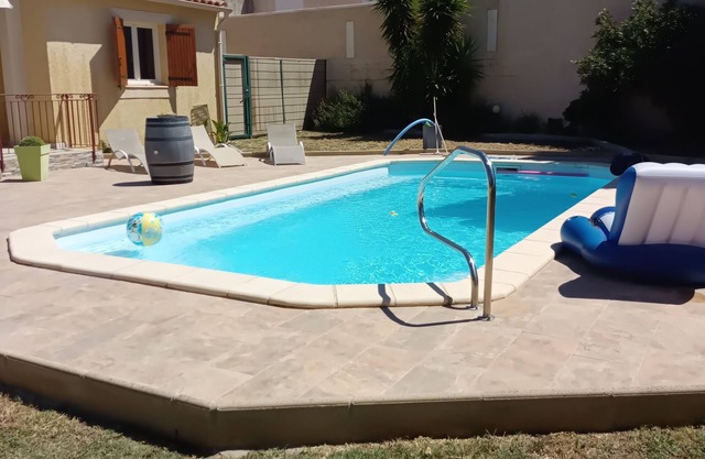 10km from Pont du Gard pretty villa in a quiet area with swimming pool