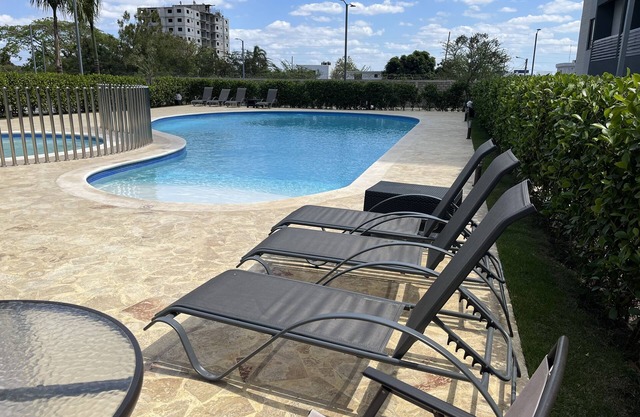 10Min. Del Aeropuerto apt.picina aire wifi 24H seguridad patio de juegos parqueo