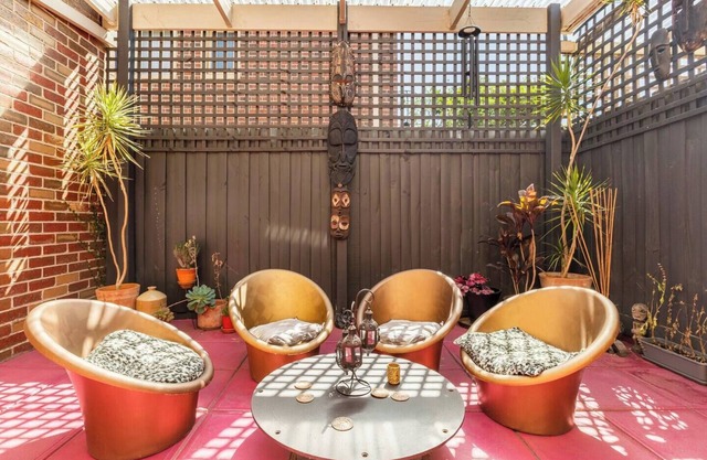 10min drive to the beach, superb private self contained bedroom, bathroom & WIR