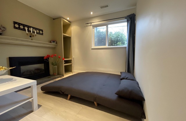 10min to Ferry.30 mins to airport. Family sized separate entrance.Pets-friendly.