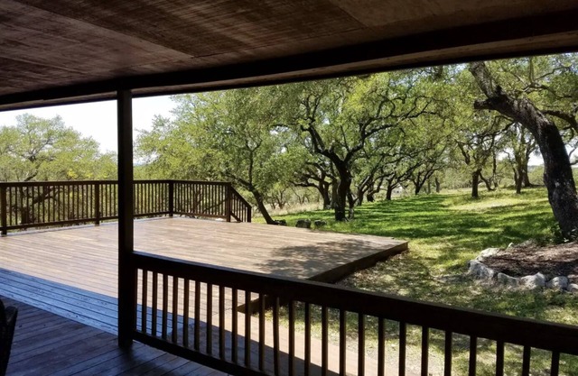 Perfect Hill Country Getaway! Stargazers Paradise! Cubierta de 2000 pies cuadrados! En 11 acres!