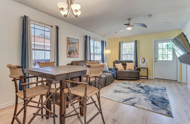 11 Mi to Beach: Quiet Gulf Breeze Gem Near Dtwn