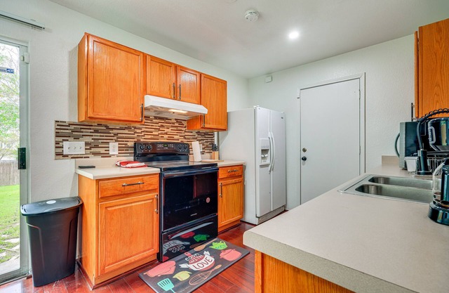 11 Mi to San Marcos: Charming Family Gem w/ Yard