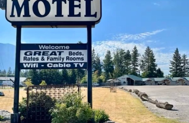 #11 TWO QUEEN BEDS with WiFi and AC in charming Columbia Falls