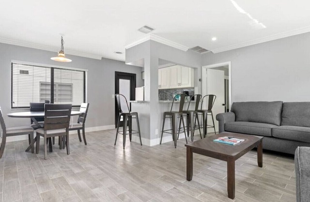 111 #5 · 1 bedroom with pool on the water in Las Olas!