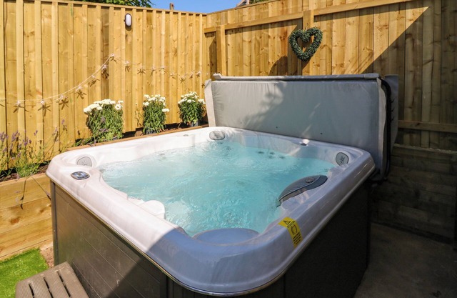 111A MAIN STREET, pet friendly, with hot tub in Gardenstown