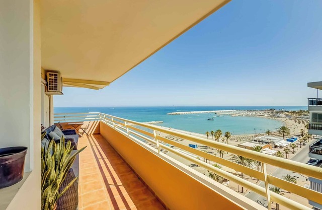 113 - Apartamento en primera línea de playa con piscina en Fuengirola.