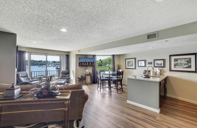 114 Edgewater Inn