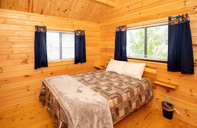 114) Pelican Log Cabin. Close to Hocking Hills State Park and more!