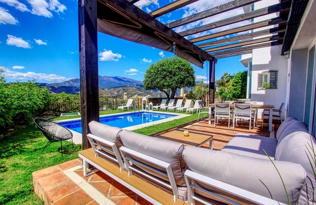 Villa con vistas panorámicas al mar y lago, piscina climatizada, wifi, Smart TV