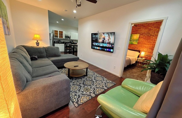 115#201-Spacious 3-bedroom apartment with WiFi, AC in charming Dubuque