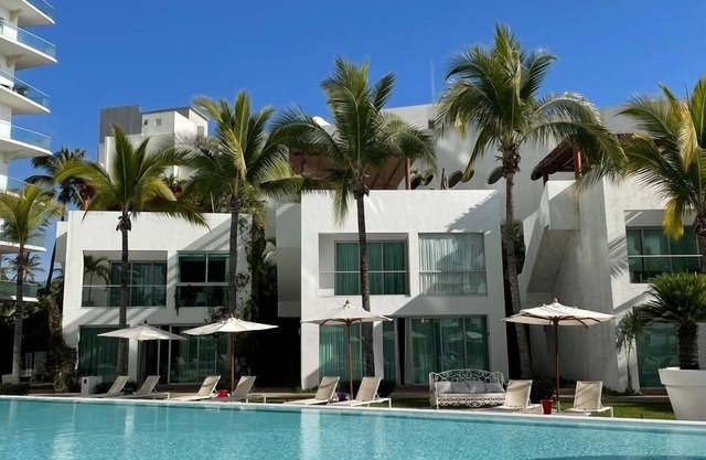 Hermosa Villa a tan solo unos pasos del mar y la playa.