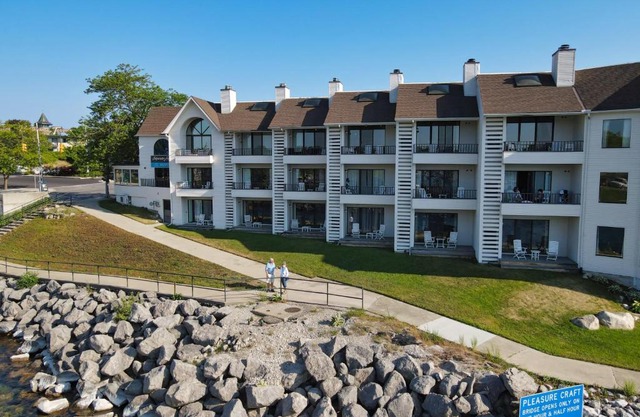 118A Edgewater Inn