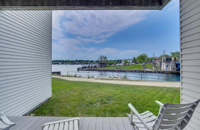 118D Edgewater Inn