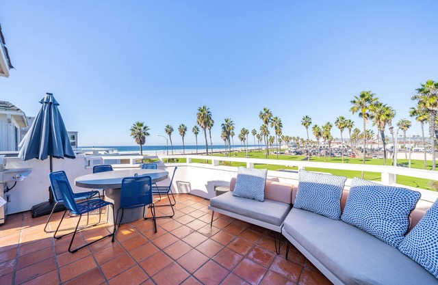 12 BEDROOM FAMILY / WORK OCEAN OASIS SLEEPS 40; 8 CAR PARKING