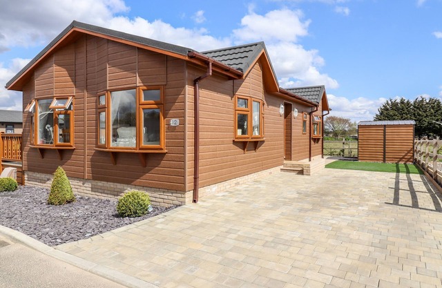 12 BUCKLESHAM PARK, family friendly in Trimley St Martin