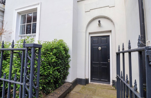 12 CROSS STREET, family friendly, with a garden in Beverley