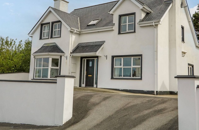 12 HILLVIEW, pet friendly, with open fire in Buncrana, County Donegal