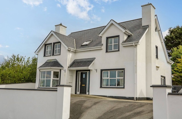 12 HILLVIEW, pet friendly, with open fire in Buncrana, County Donegal
