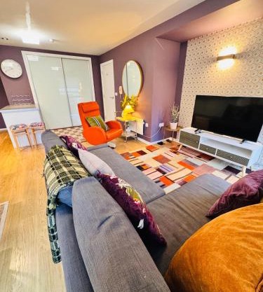 12 Homely & Charming 2 Bed Sleeps 6 balcony