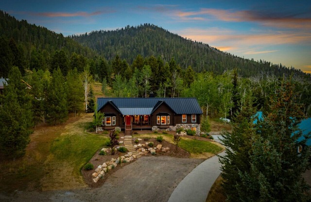 12 MI 2 Yellowstone-Hot tub-Guest House-Sleeps 20