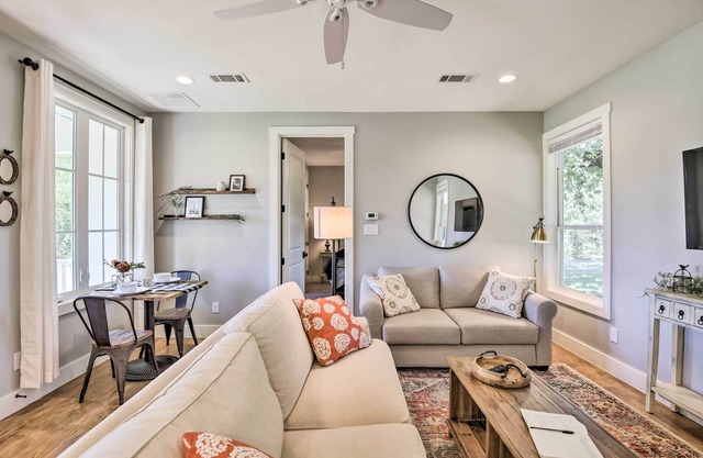 12 Mi to TCU: Fort Worth Cottage w/ Farmland Views