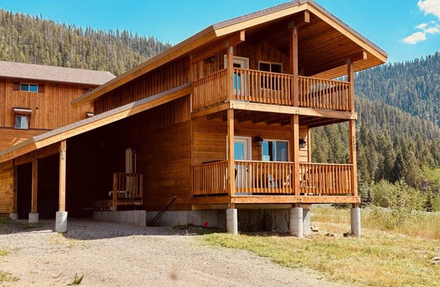 Cabaña de 3 dormitorios / 2 baños a 12 minutos del parque Yellowstone-Sleeps 8. Vistas increíbles.