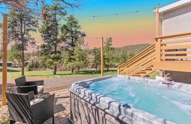 Near Red Rocks w/ Hot Tub, Fire Pit & Views
