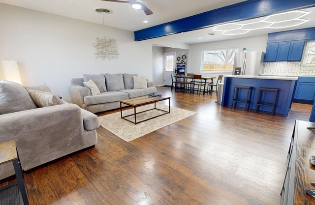 Close to Turner Falls and Crossbar, sleeps 10