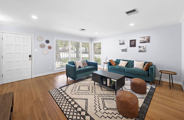 12 minutes to Downtown Houston! Cozy 4BD home with Ping Pong table!