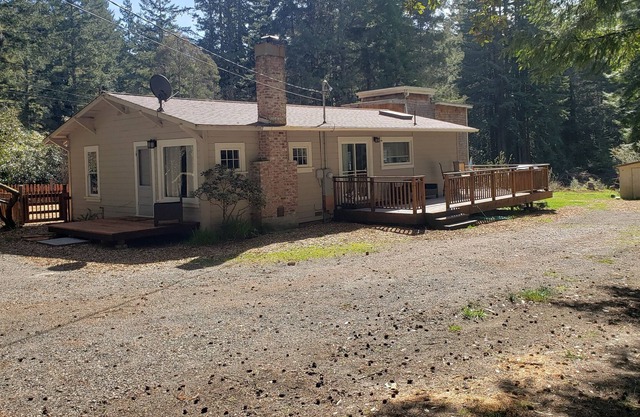 12 minutes to Mendocino Family-sized home with large deck with grill and seating