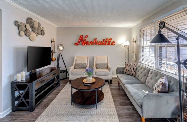 12 South Home Close to Honky Tonks & Bars