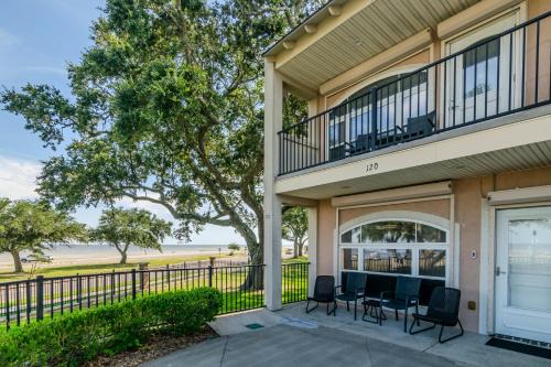 120 Beau Clair - Beachview Townhome with Balcony and Deck in Long Beach
