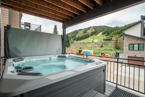 120 Cedar Drive, Slopeside 4BR Townhome with Mountain Views & Hot Tub